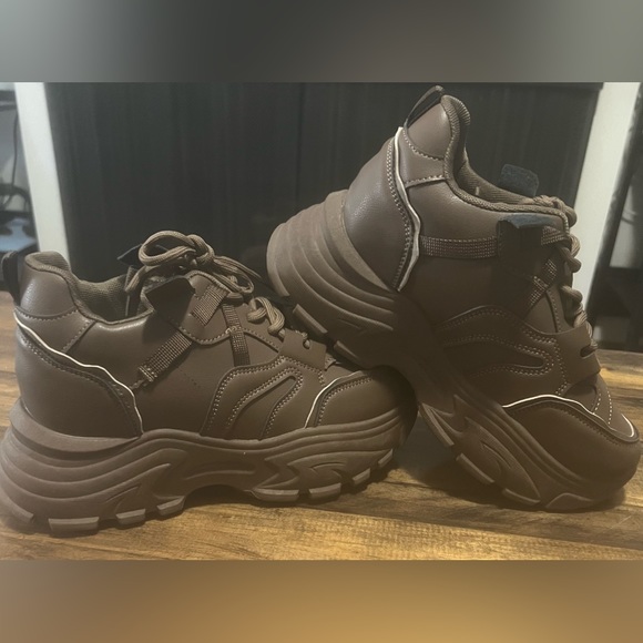 EUC- Worn Once- Thaletic Shoe- Size 40, fit my 7.5 with socks perfectly. No Box - Picture 3 of 9